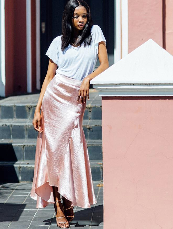 Jupe midi en satin rose layette + tee-shirt blanc loose = le bon mix