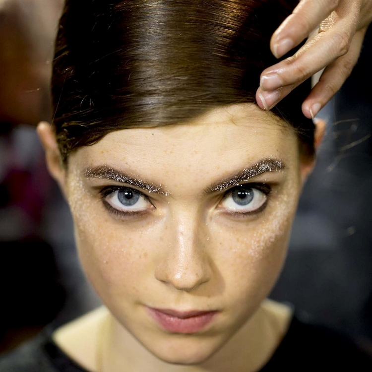 Pour ou contre les paillettes de sourcil ?