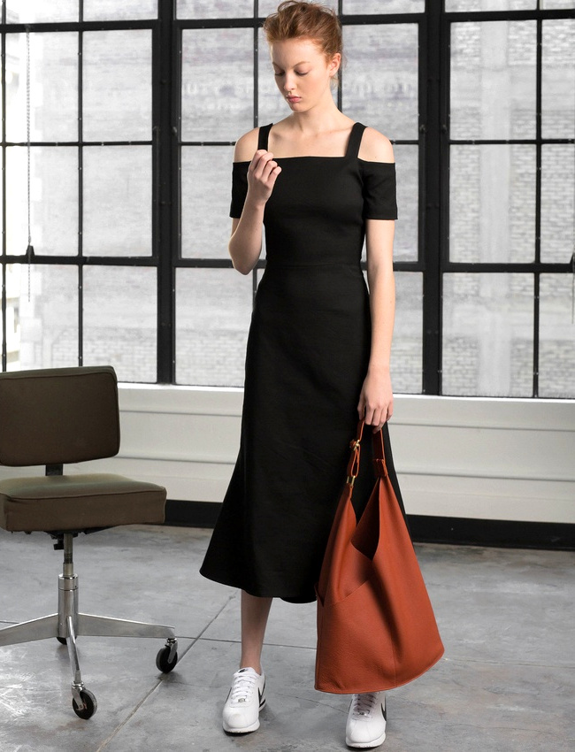 On ne se lasse pas du mix robe noire/baskets blanches