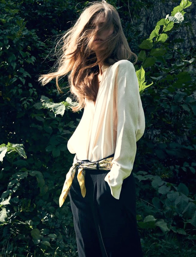 Blouse fluide + foulard port� en guise de ceinture + pantalon masculin = le bon mix