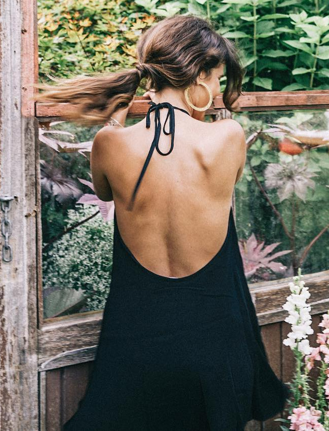 Slip dress noire dos nu + cr�oles dor�es = le bon mix