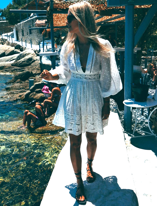 Rien de tel qu'une petite robe blanche pour m�ler nonchalance et sophistication estivale