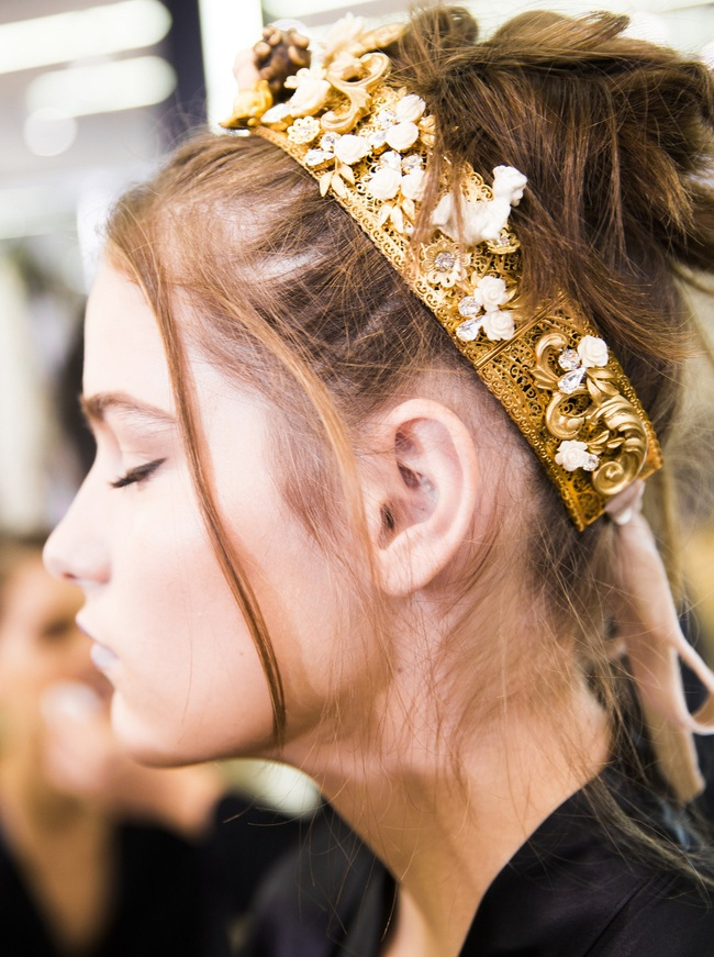 Large head band dor� + chignon coiff�/d�coiff� = le bon mix