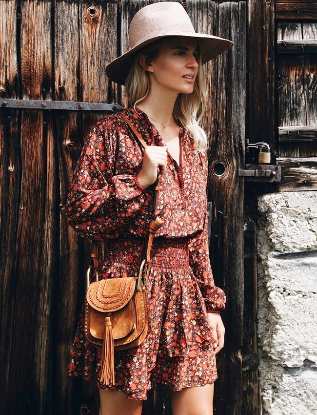 Petite robe fleurie + sac boho = le bon mix