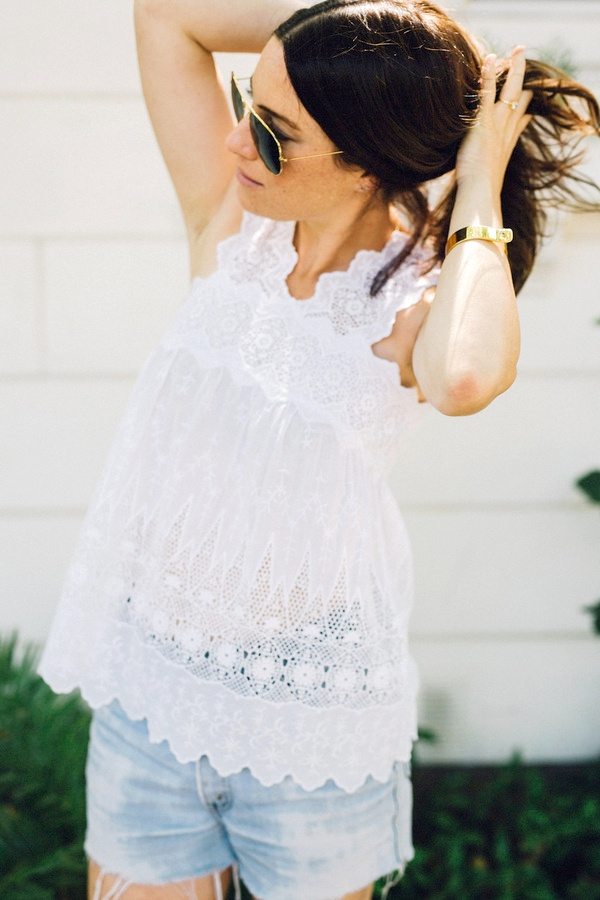 Le duo blouse en dentelle/short en jean est plus que jamais une valeur s�re !