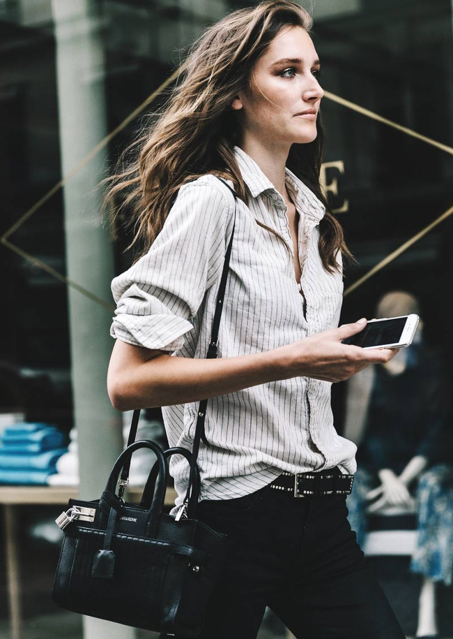 On devrait toutes porter nos chemises roulott�es, l�g�rement froiss�es et partiellement d�boutonn�es !