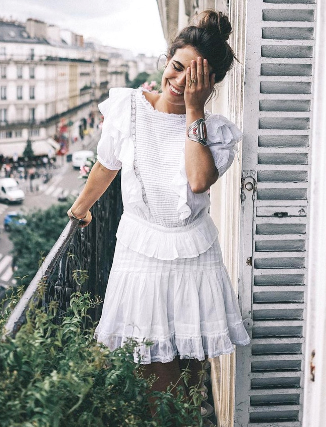 Petite robe blanche boh�me romantique + chignon haut = le bon mix