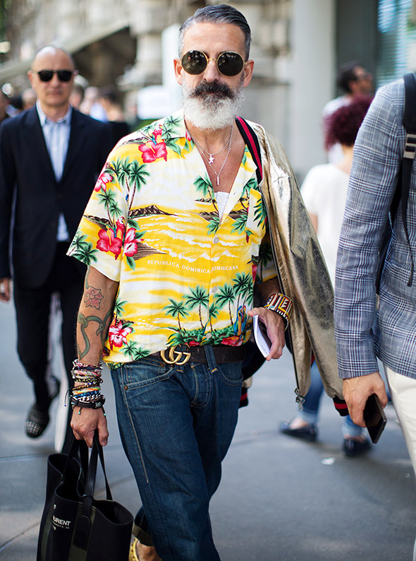 On piquerait bien � ce monsieur sa chemise exotique !