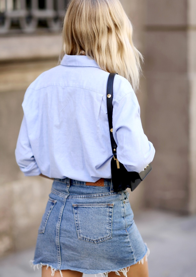 Chemise masculine + mini jupe en jean effiloch�e = le bon mix