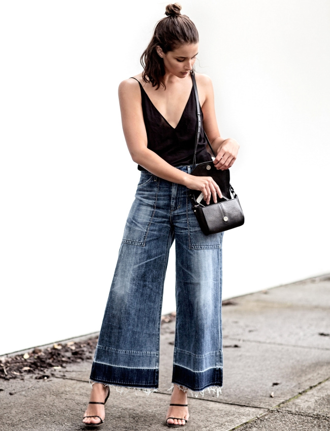 Jean flare 7/8 l�g�rement destroyed + fines sandales noires + d�licat top noir = le bon mix