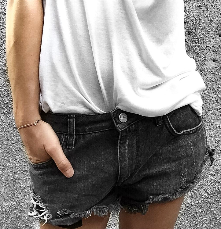 Tee-shirt ultra loose + short en jean noir court et l�g�rement destroy = le bon mix