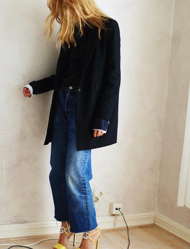 Rien de tel qu'une paire de sandales jaunes pour pimenter un cama�eu de bleus !