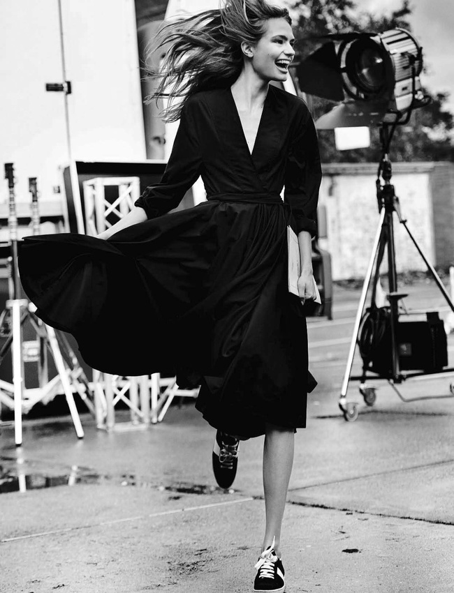 On ne se lasse pas du duo robe mi-longue/baskets !