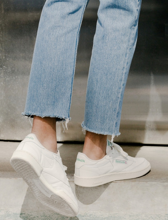 Jean coup� court sur la cheville + baskets blanches = le bon mix