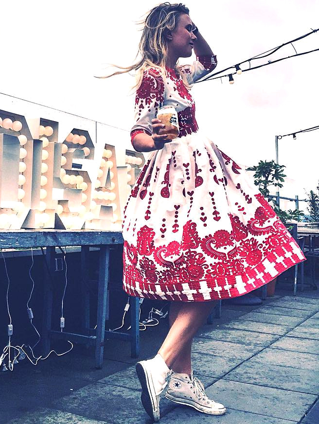 Robe midi + converses montantes blanches = le bon mix