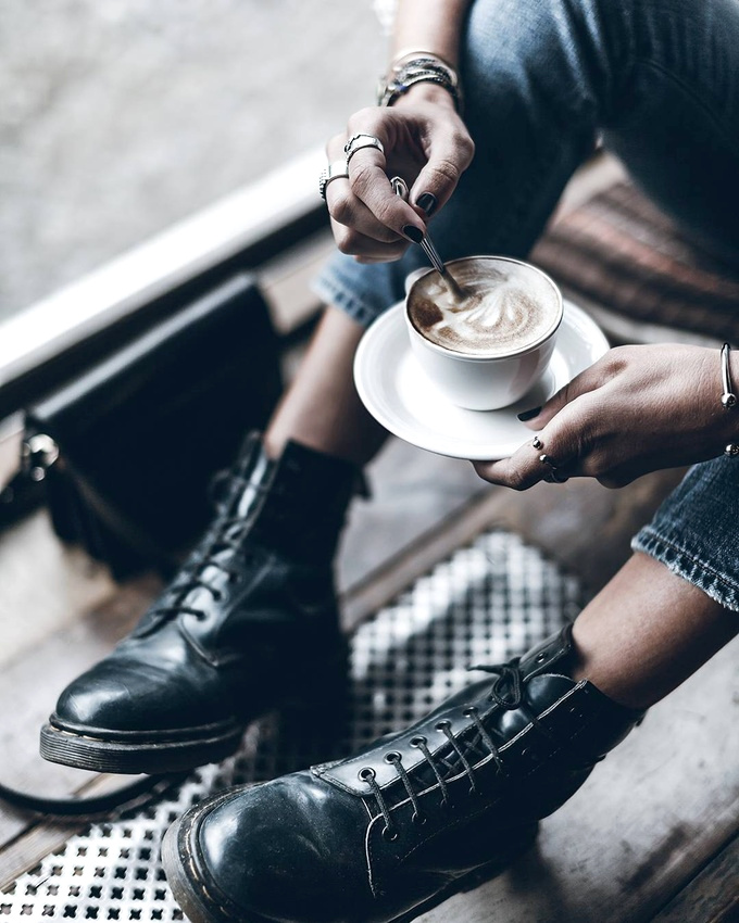 Grace � la tendance nineties, les fashionistas renouent avec les Doc Martens