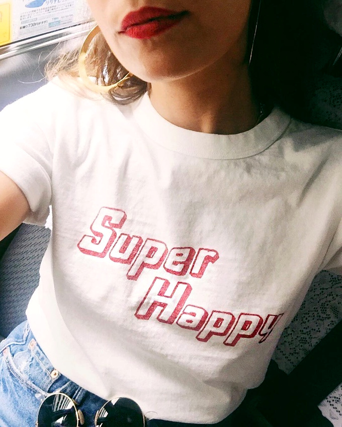 Rien de tel qu'un trait de lipstick rouge pour booster un tee-shirt esprit vintage !