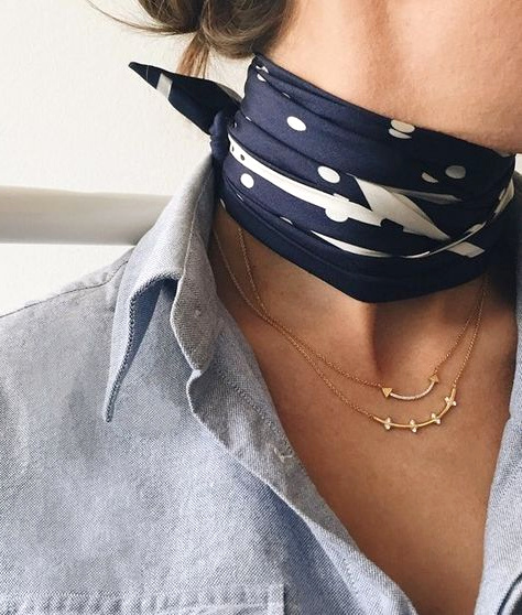 Foulard nou� pr�s du cou + fin colliers = le bon mix