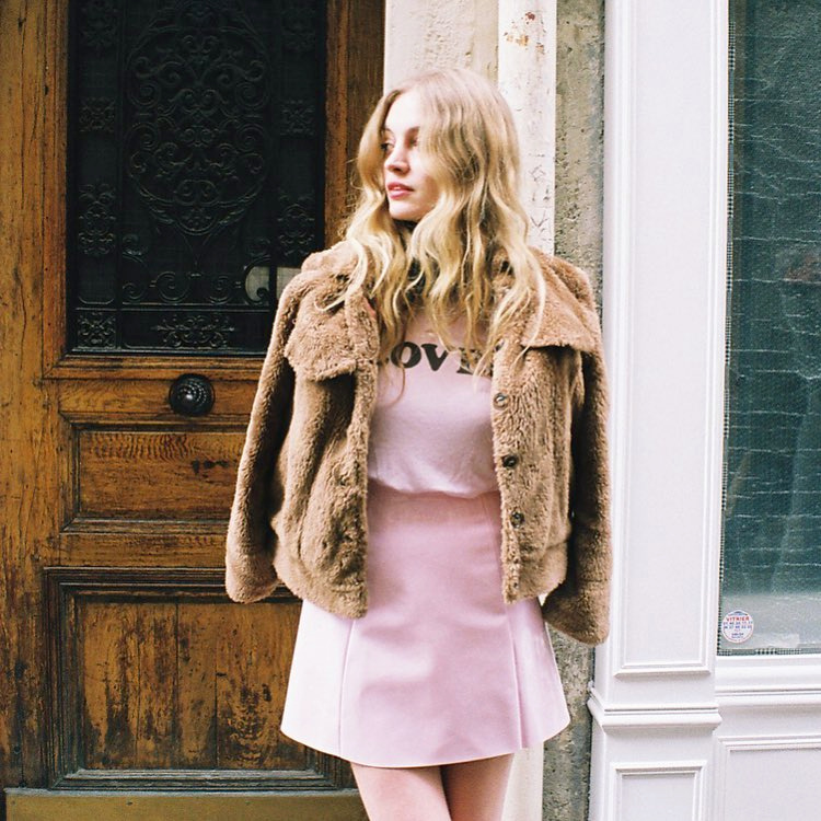 Fausse fourrure marron + look rose bubble gum = le bon mix