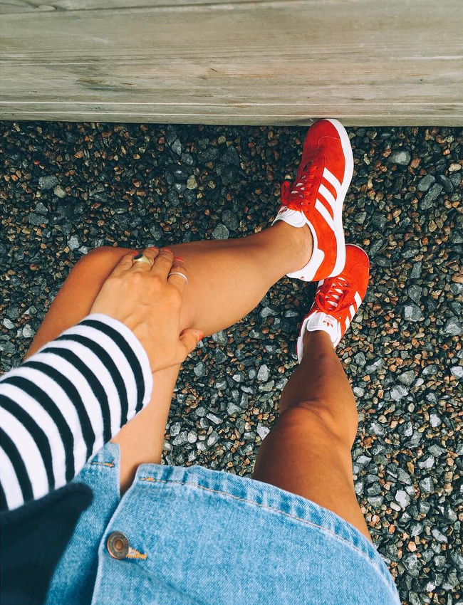 Wanted : une paire de baskets rouges