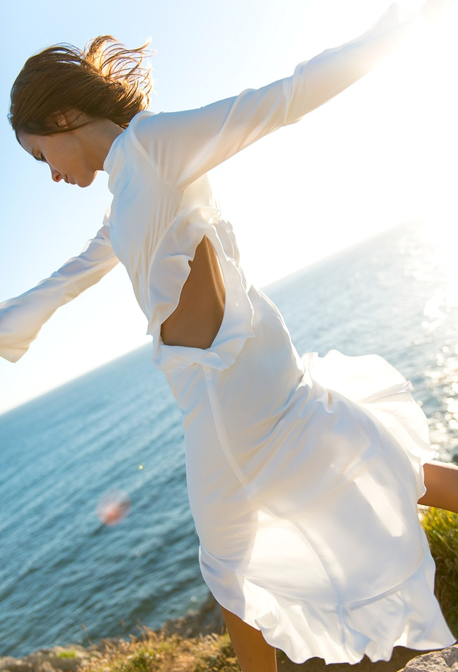 On aime quand la robe blanche oscille entre effluves romantiques et twist conceptuel