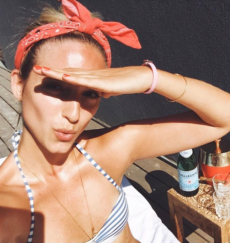 Bandana rouge nou� dans les cheveux + bikini ray� bleu et blanc = le bon mix