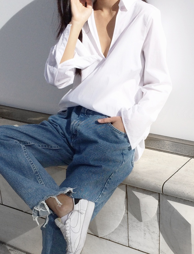 La chemise blanche cache-coeur, id�ale pour injecter une petite touche classique chic � un look casual