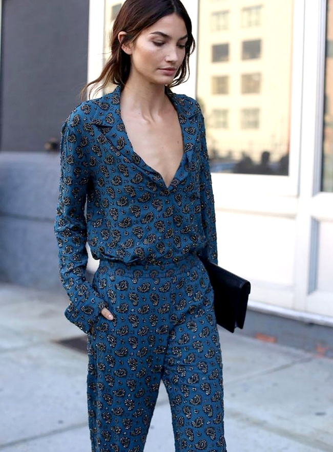 D�clin�e dans un tissu sophistiqu� et port�e en mode loose, cette combinaison pantalon a tout bon !