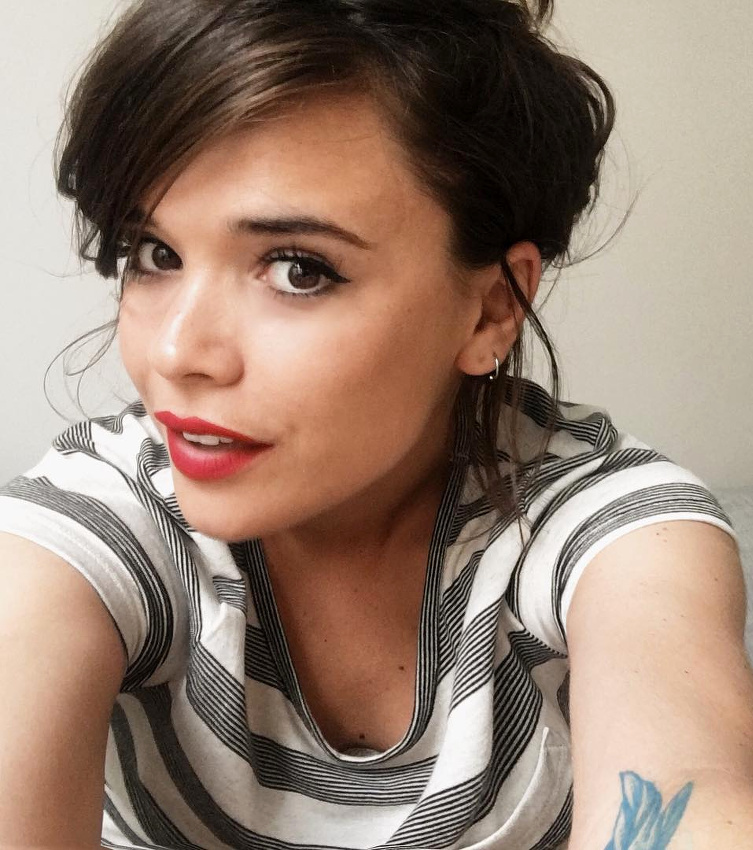 Trait d'eye-liner + jeune femme ultra fra�che + rouge � l�vres = le bon mix