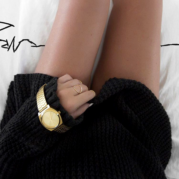 D�s � pr�sent, on pense � associer montre dor�e masculine et fines petites bagues dor�es