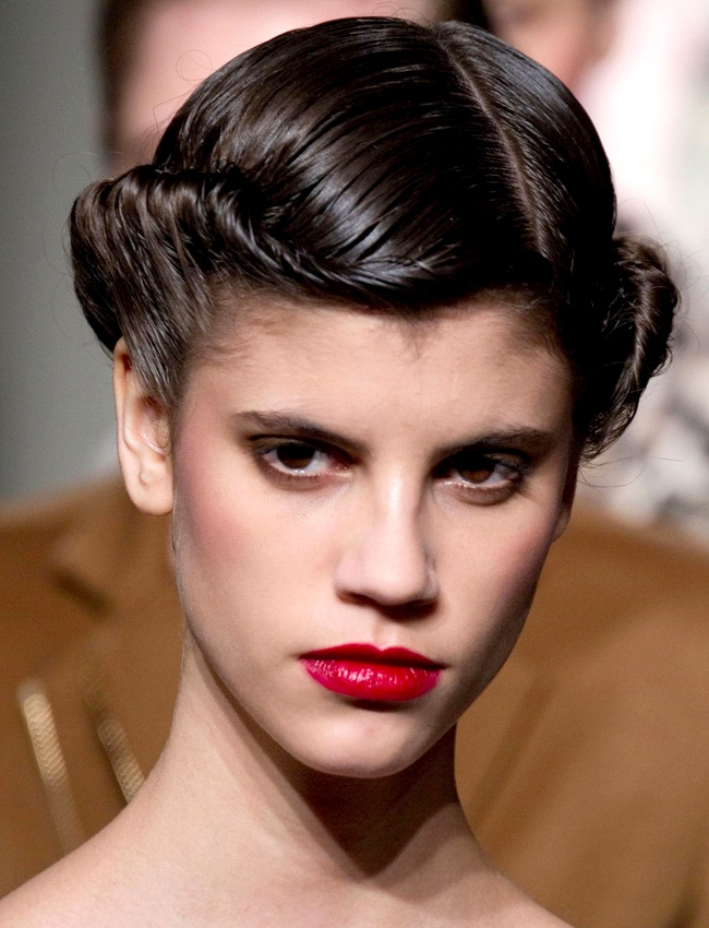 Cet automne, on pense � mixer nos looks sportswear/conceptuels � une coiffure soign�e