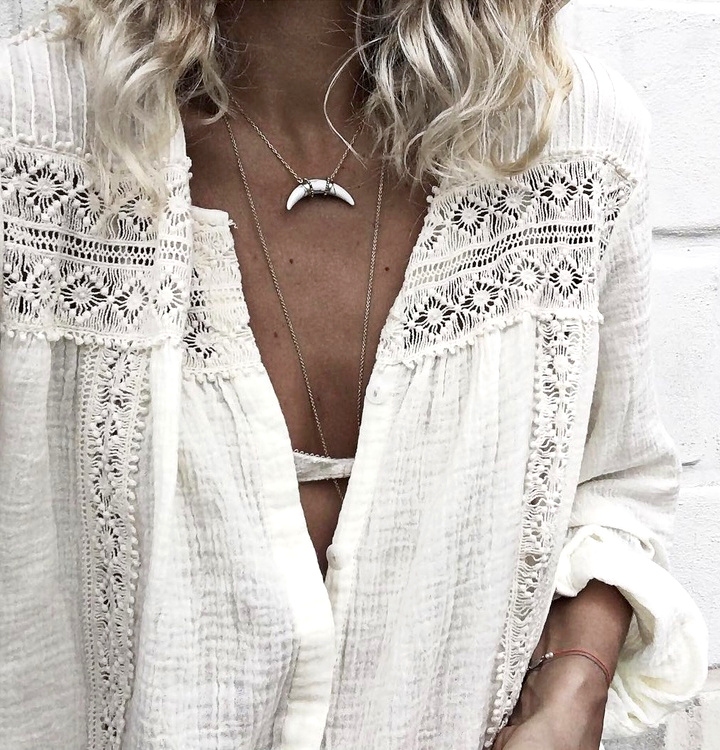 Blouse en dentelle + peau bronz�e + collier wild chic = le bon mix