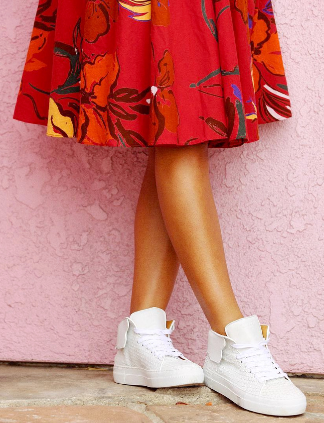 Jupe midi imprim�e + baskets blanches = le bon mix