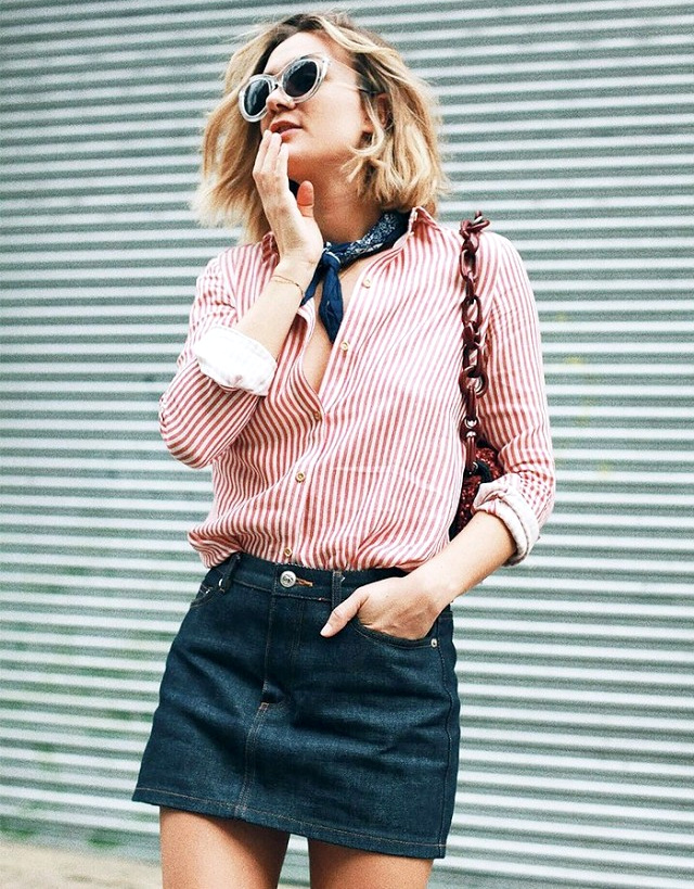 Associ�e � une chemise � rayures verticales, la mini jupe en jean se fait plus casual que sexy