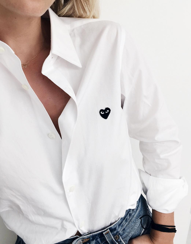 Chemise blanche + petite touche de fantaisie = le bon mix