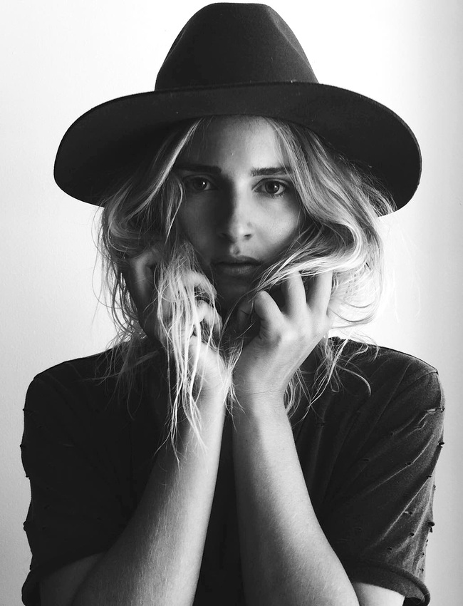 Rien de tel qu'un accessoire fort pour booster l'allure d'un simple tee-shirt !