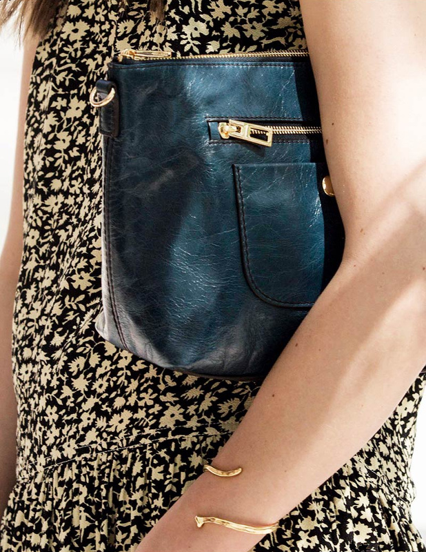 Imprim� fleuri sur fond noir + cuir carbone + bijoux dor�s = le bon mix