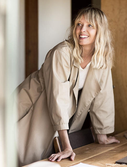 Le duo tee-shirt blanc/trench camel brille par son efficacit� !