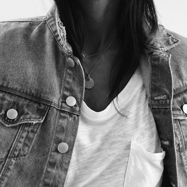 Rien de tel qu'un fin bijou dor� pour booster le duo veste en jean/tee-shirt blanc !