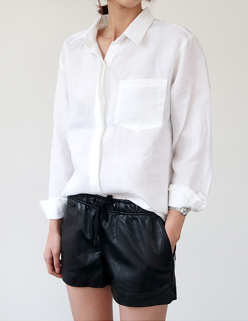 D�clin� en mode sporty et mix� � une chemise blanche, le short en cuir gagne en portabilit�