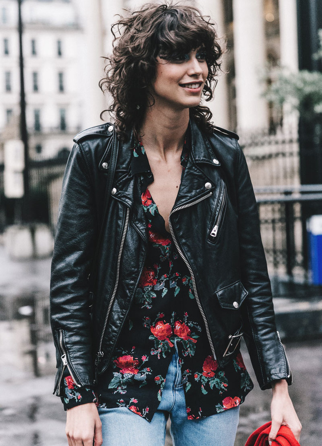 Cette saison, la chemise fleurie sur fond noir tente de remplacer son homologue en denim