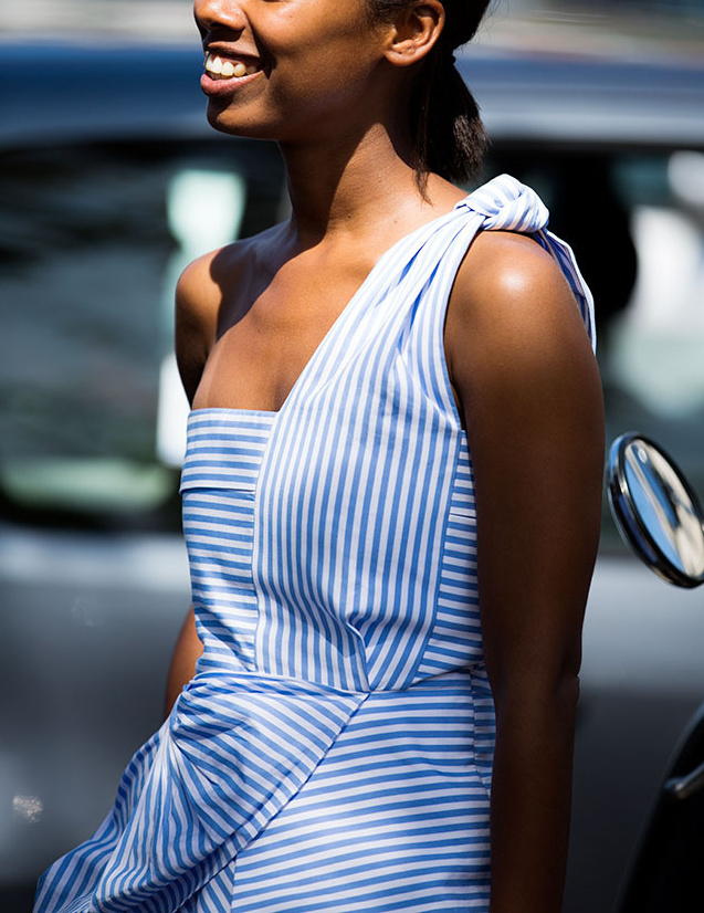 Jeux de rayures + �paule d�nud�e = le bon mix