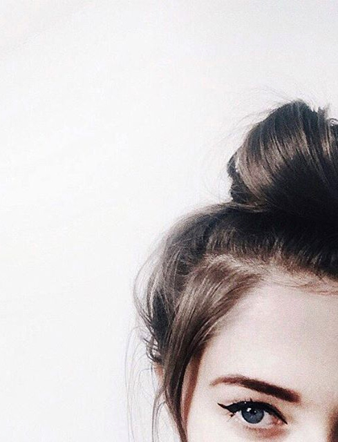 Trait d'eye-liner + top knot = le bon mix