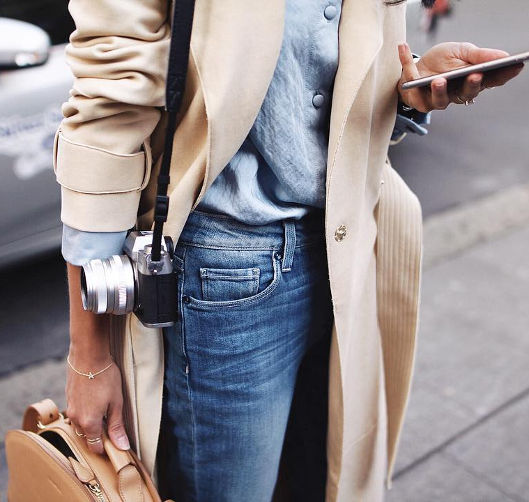 Le trench camel, l'un des indispensables de l'automne 2016