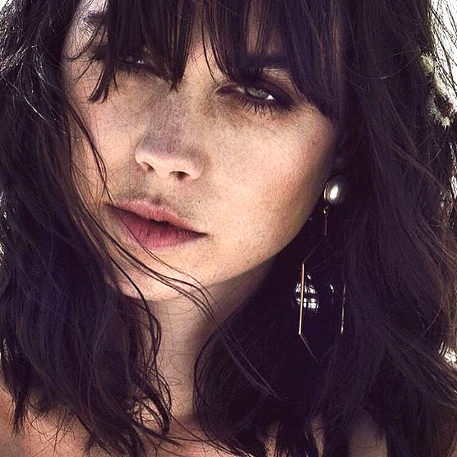 L'air du temps est plus que jamais aux boucles d'oreilles statement !