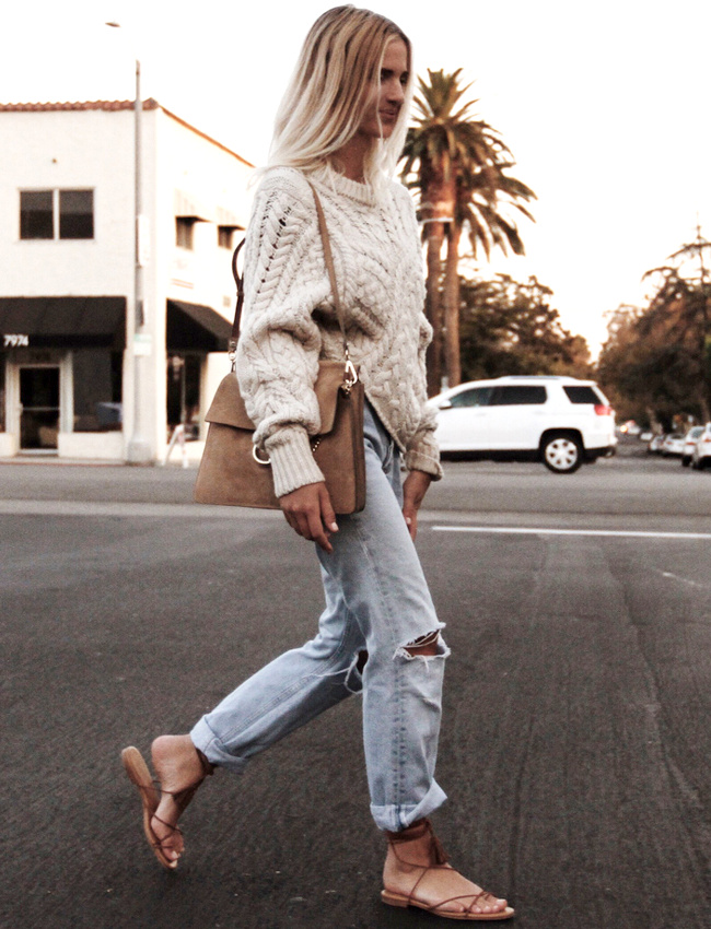 Oui au pull torsad� port� sur le duo sandales/jean boyfriend destroy !