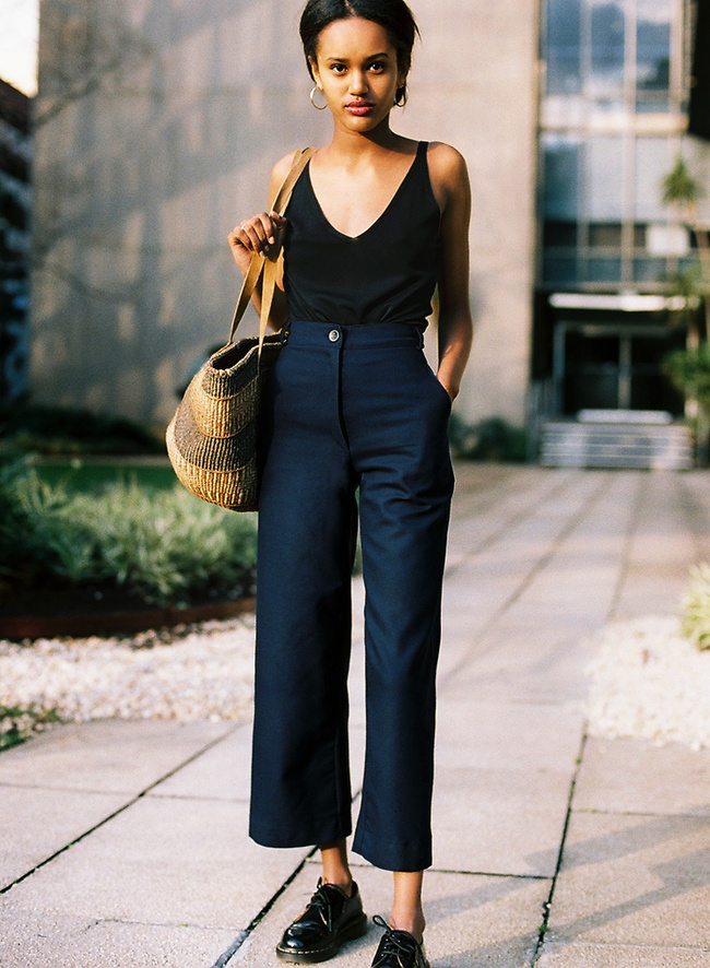 Pantalon taille haute 7/8 bleu marine + caraco carbone + Doc Martens basses noires = le bon mix