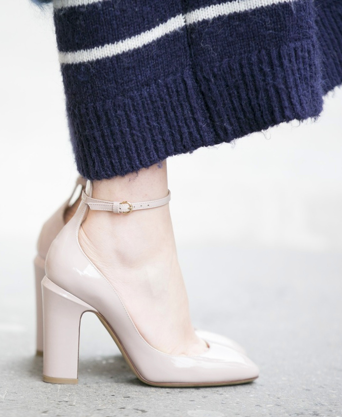 Escarpins vernis nude + robe pull XXL bleu marine = le bon mix