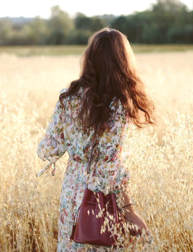 Cette rentr�e, on n'h�site pas � associer robe longue fleurie automnale et sac seau bordeaux