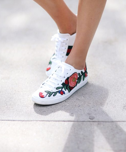 Cet automne, les broderies s'emparent des sneakers !